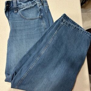 Hollister Women's low rise tapered baggy jeans in medium blue.